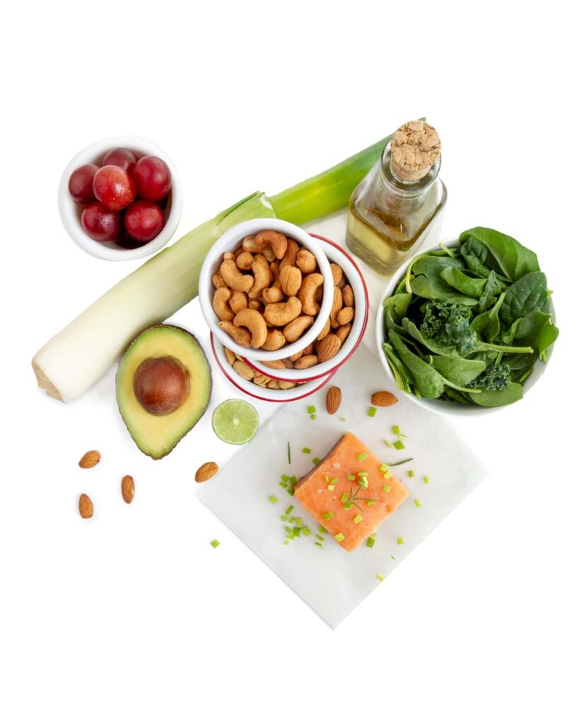Alimentos saludables: espinacas, aguacate, frutos secos, salmón, puerro, semillas, AOVE, uvas.